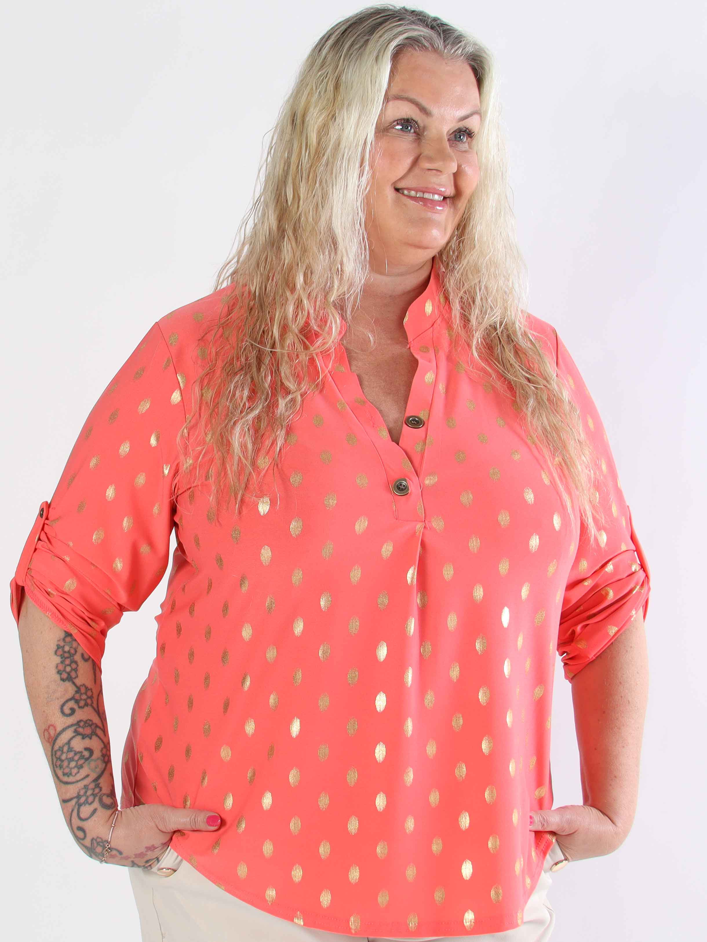 Ebba Gold Shirt - Elastisk plus size bluse med guld dutter